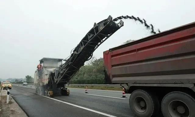 由噴灑車對(duì)路面噴灑改性乳化瀝青 由噴灑車對(duì)路面噴灑改性乳化瀝青