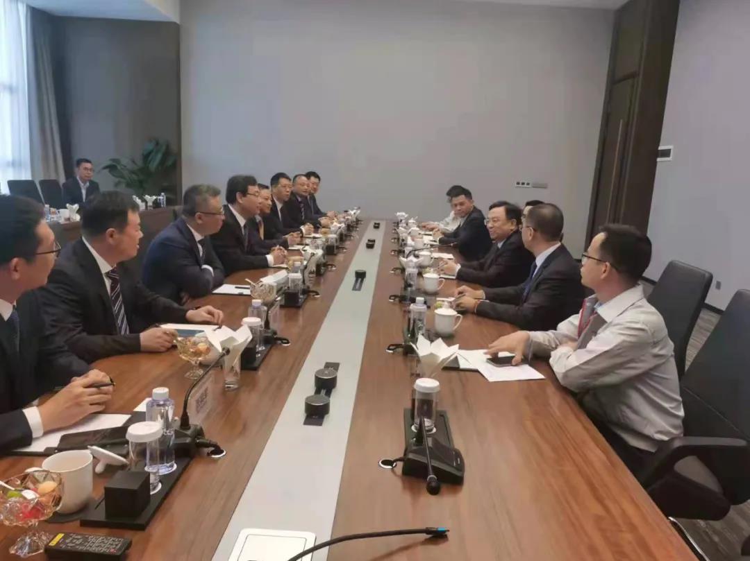 比亞迪董事長兼總裁王傳福與玲瓏輪胎董事長、總裁王鋒親切交流 比亞迪董事長兼總裁王傳福與玲瓏輪胎董事長、總裁王鋒親切交流