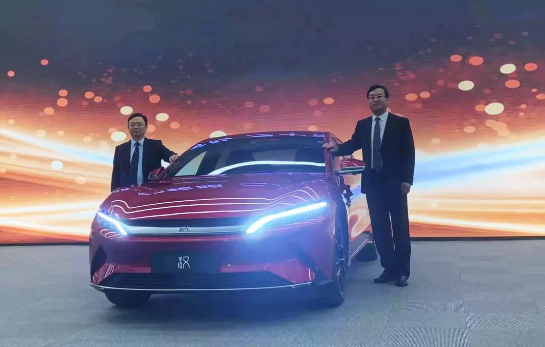 比亞迪董事長兼總裁王傳福與玲瓏輪胎董事長、總裁王鋒在比亞迪“漢”前合影 比亞迪董事長兼總裁王傳福與玲瓏輪胎董事長、總裁王鋒在比亞迪“漢”前合影