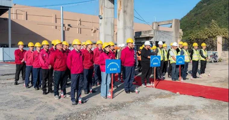 項目業主單位、建筑單位和監理單位以及其他項目參與人員共同出席了開工儀式